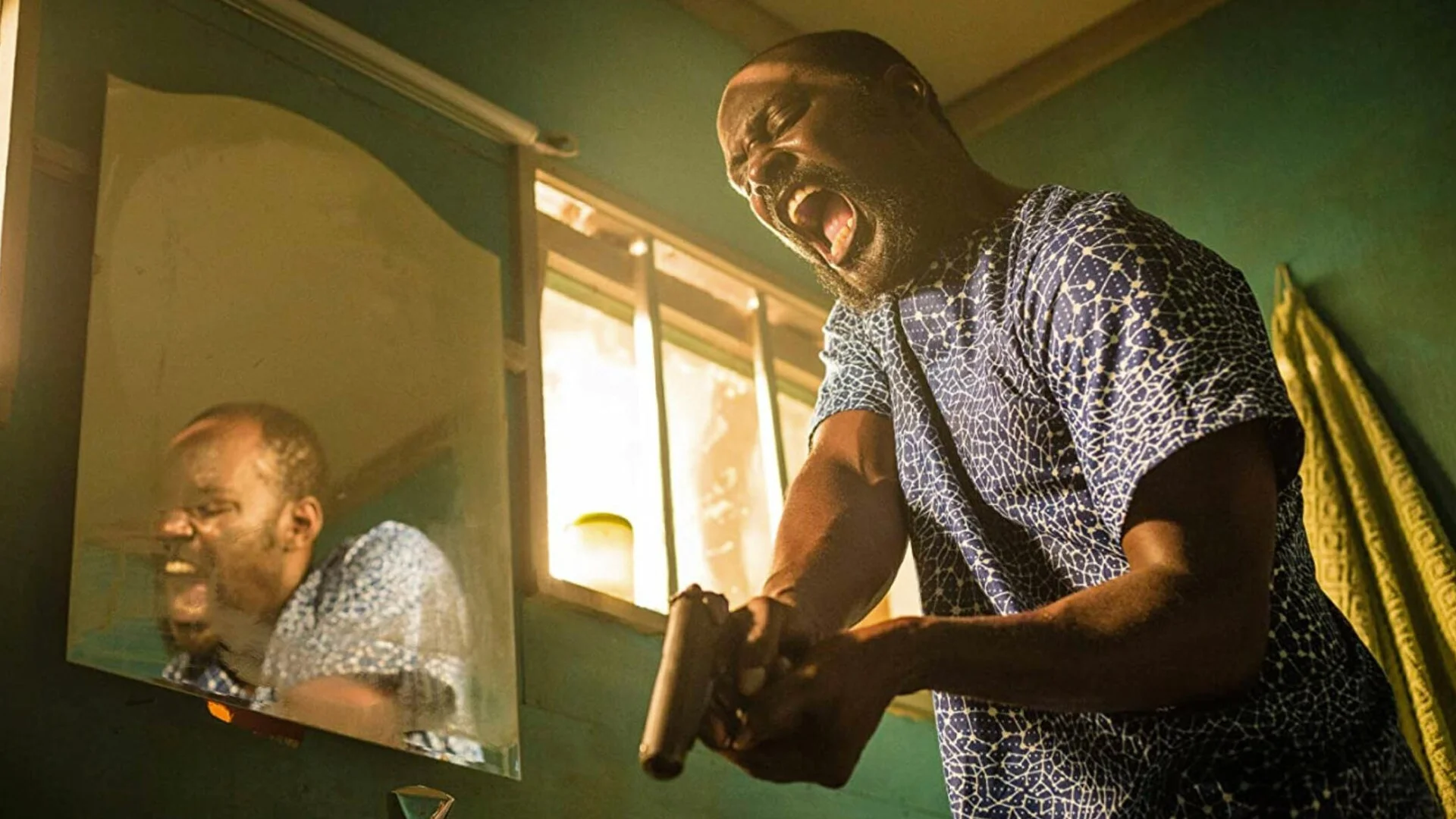 La chica de la sudadera amarilla